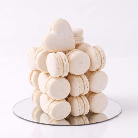 Lunéa Macarons Box 16kd بوكس 60+ قطعة ماكرون بـ كل النكهات يحتوي على مكس 6 نكهات (فانيلا،جوكلت،كندر،فراوله جيزكيك،بستاشيو،مانقا) بـ الوان كلاسيك تناسب كل نكهه