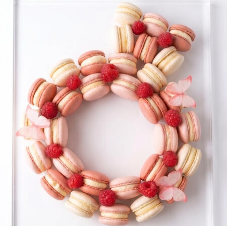 Lunéa Macarons Box 16kd بوكس 60+ قطعة ماكرون بـ كل النكهات يحتوي على مكس 6 نكهات (فانيلا،جوكلت،كندر،فراوله جيزكيك،بستاشيو،مانقا) بـ الوان كلاسيك تناسب كل نكهه