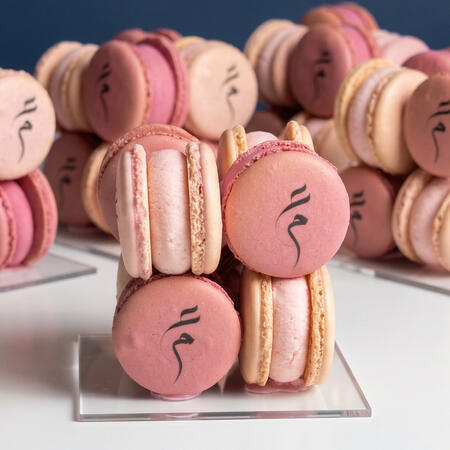 Lunéa Macarons Box 16kd بوكس 60+ قطعة ماكرون بـ كل النكهات يحتوي على مكس 6 نكهات (فانيلا،جوكلت،كندر،فراوله جيزكيك،بستاشيو،مانقا) بـ الوان كلاسيك تناسب كل نكهه
