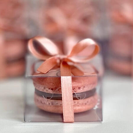 Lunéa Macarons Box 16kd بوكس 60+ قطعة ماكرون بـ كل النكهات يحتوي على مكس 6 نكهات (فانيلا،جوكلت،كندر،فراوله جيزكيك،بستاشيو،مانقا) بـ الوان كلاسيك تناسب كل نكهه