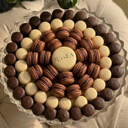 بوكس 60+ قطعة ماكرون بـ كل النكهات يحتوي على مكس 6 نكهات (فانيلا،جوكلت،كندر،فراوله جيزكيك،بستاشيو،مانقا) بـ الوان كلاسيك تناسب كل نكهه